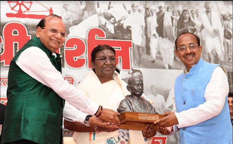 PRESIDENT OF INDIA UNVEILS 12 FEET HIGH STATUE OF MAHATMA GANDHI AND INAUGURATES GANDHI VATIKA AT GANDHI DARSHAN 6 04murmu inaug1
