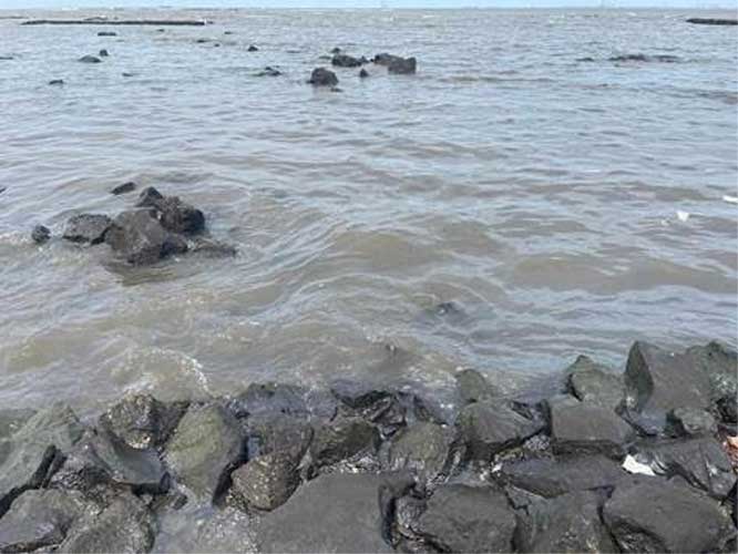 No damage due to oil spill near Uran 5 10oil spil