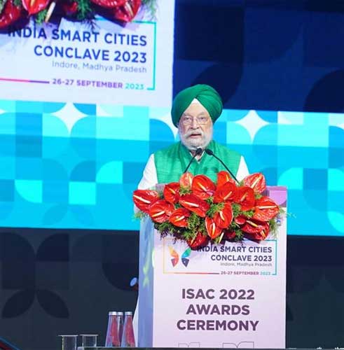 President felicitates winners of India Smart Cities Award Contest (ISAC) 2022 in Indore today 5 28state award1