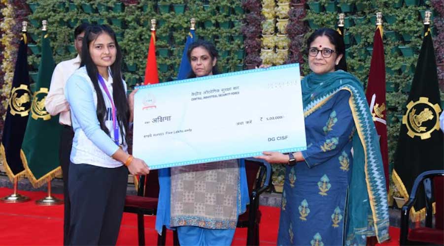 DG CISF felicitated CISF Athletes for exceptional performance at the Asian Games held at Hangzhou, China 5 11cisf award