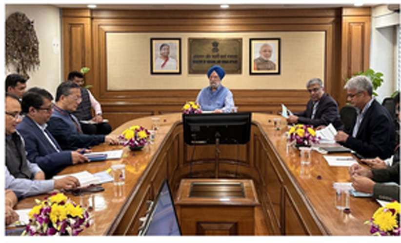Govt makes phased blending of compressed bio-gas with CNG, PNG mandatory 5 hardeep meet1