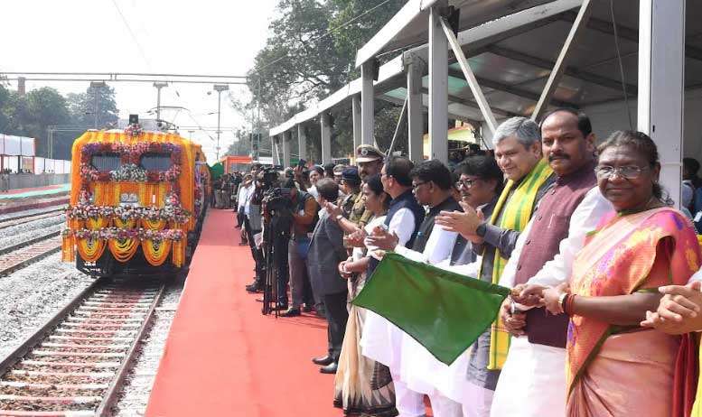 PRESIDENT OF INDIA FLAGS OFF THREE NEW TRAINS FROM BADAMPAHAR RAILWAY STATION 5 murmu inaug1