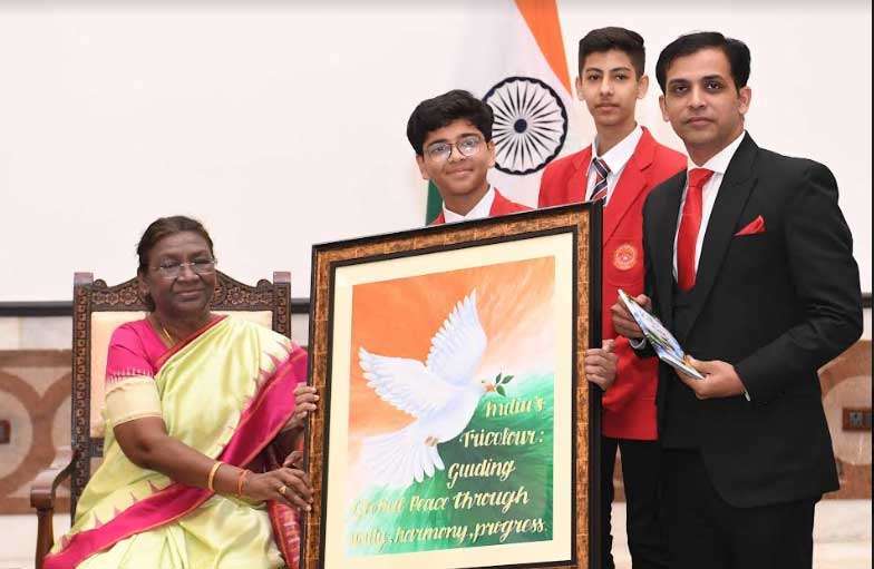 CHILDREN FROM VARIOUS SCHOOLS/ORGANISATIONS MEET THE PRESIDENT ON CHILDREN’S DAY 5 murmu meet1