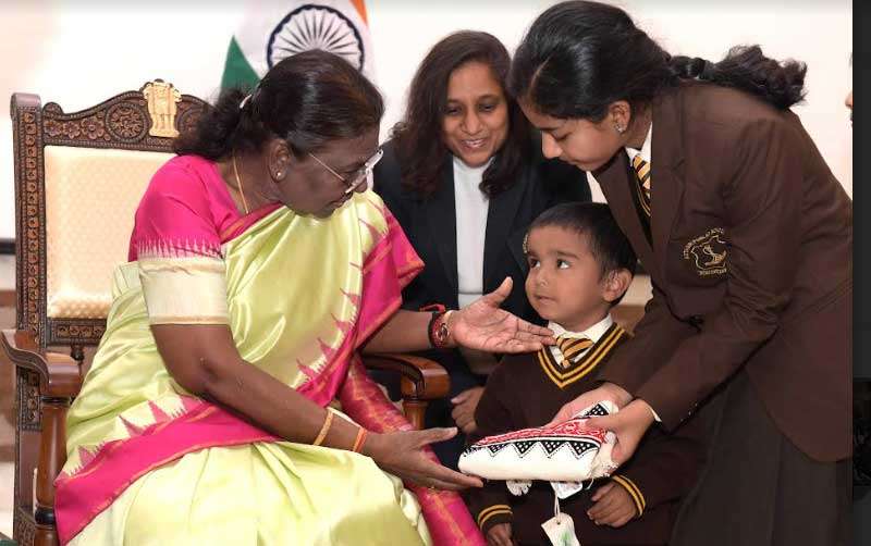 CHILDREN FROM VARIOUS SCHOOLS/ORGANISATIONS MEET THE PRESIDENT ON CHILDREN’S DAY 6 murmu meet2