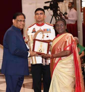 PRESIDENT OF INDIA PRESENTS BHARAT RATNA 6 bharat ratna award1