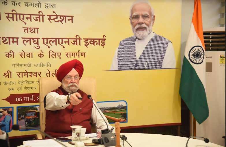 Minister, P&NG, dedicates 201 CNG stations across 17 states and India’s first small-scale LNG unit in Madhya Pradesh 5 hardeep puri launch