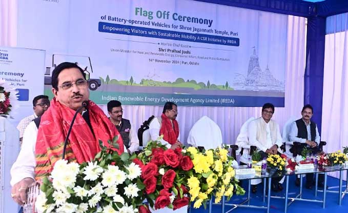IREDA CSR Initiative: Union Minister Pralhad JoshiFlags Off 10 Battery-Operated Vehicles at Jagannath Temple 5 ireda csr1