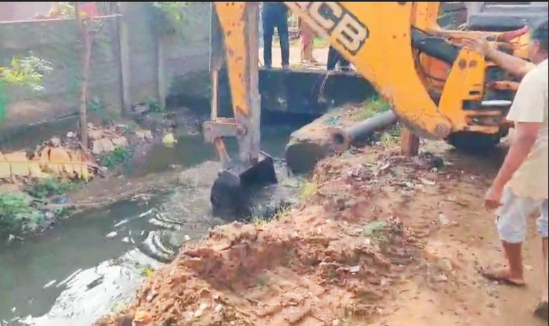 NLC INDIA LIMITED EXTENDS HELPING HANDTO DEWATER; THE FLOOD AFFECTED AREAS OF CUDDALORE AND NEARBY VILLAGES 5 nlc help