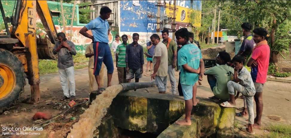 NLC INDIA LIMITED EXTENDS HELPING HANDTO DEWATER; THE FLOOD AFFECTED AREAS OF CUDDALORE AND NEARBY VILLAGES 6 nlc help1
