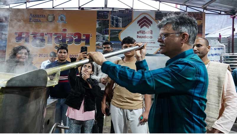 Devotees throng the HUDCO CSR AnnadaanCentre (Food Donation Centre) at Maha Kumbh 2025