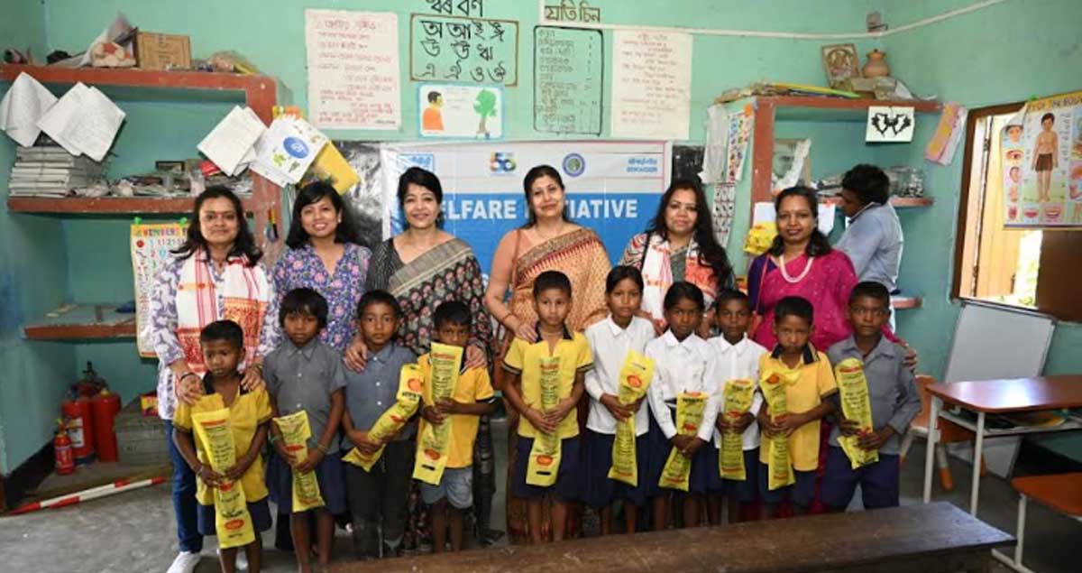 Bardwi Shikla Ladies Club Donates 123 Umbrellas to Students of Chedamari LP School 5 ntpc csr
