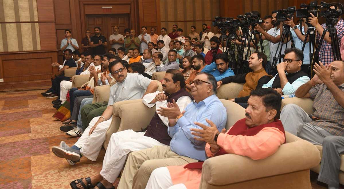 पुस्तक विमोचन समारोह में 'वामपंथी दीमकों' के विरुद्ध 'वैचारिक युद्ध' की घोषणा 7 sudhansu meet1