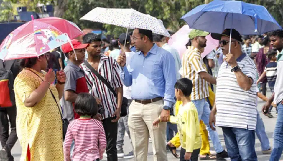 Delhi boils under heatwave, red alert issued