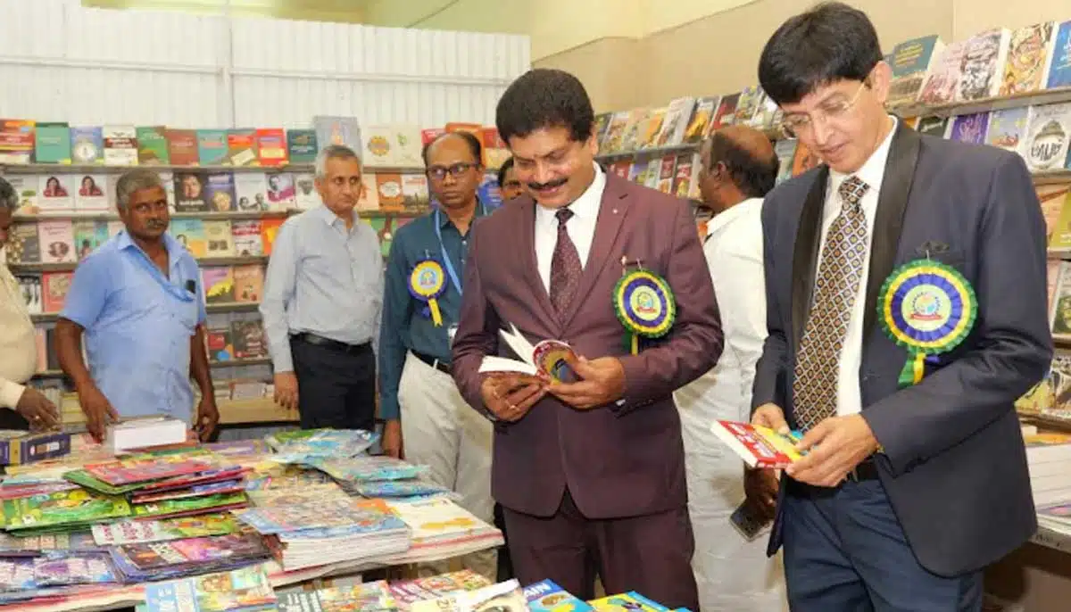 “SMART DEVICES ARE NOT MAKING US SMART”, SAYS TANGEDCO CMD AT NEYVELI BOOK FAIR 2025 5 nlc book fair2