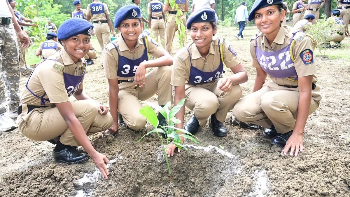 Led by Nagpur Police Commissioner Dr. Ravinder Singal, Sarkaritel.com, National Water Mission & Western Coalfields Limited Organise ‘Ek Ped Maa Ke Naam’ Tree Plantation Drive at Nagpur Police Training Center 7 ptc cadtees nagpur