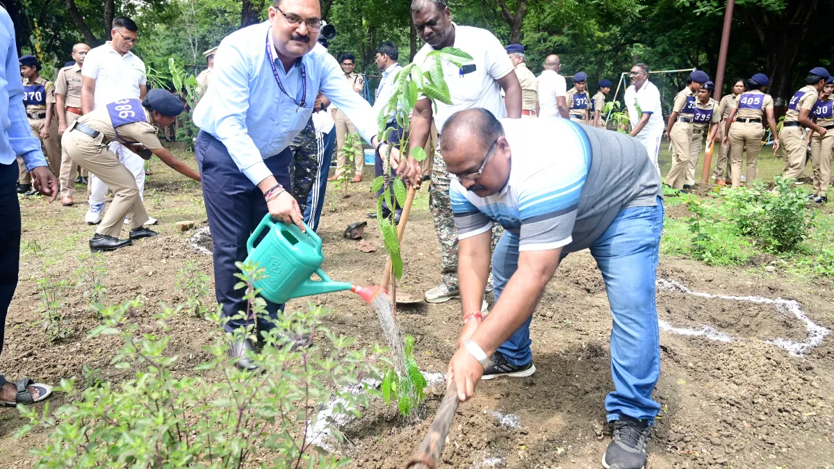 Led by Nagpur Police Commissioner Dr. Ravinder Singal, Sarkaritel.com, National Water Mission & Western Coalfields Limited Organise ‘Ek Ped Maa Ke Naam’ Tree Plantation Drive at Nagpur Police Training Center 6 ptc nagpur wankhede ashish