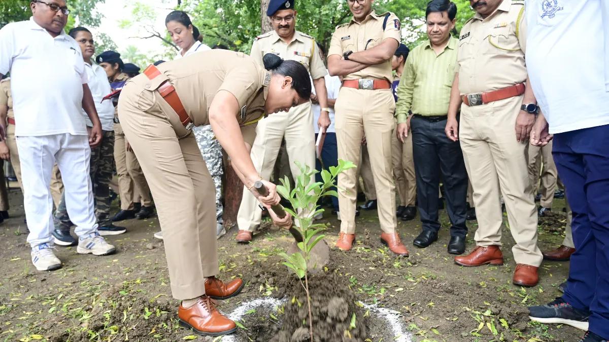 Led by Nagpur Police Commissioner Dr. Ravinder Singal, Sarkaritel.com, National Water Mission & Western Coalfields Limited Organise ‘Ek Ped Maa Ke Naam’ Tree Plantation Drive at Nagpur Police Training Center 5 ptc principal reena