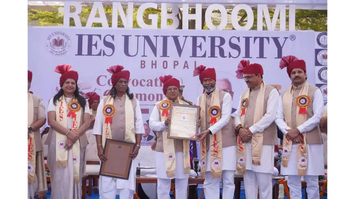 पद्मश्री सम्मान से सम्मानित उमाशंकर पांडे को D. LIT डॉक्टरेट कि मानव उपाधि से सम्मानित किया है 11 uma shankar pandey1
