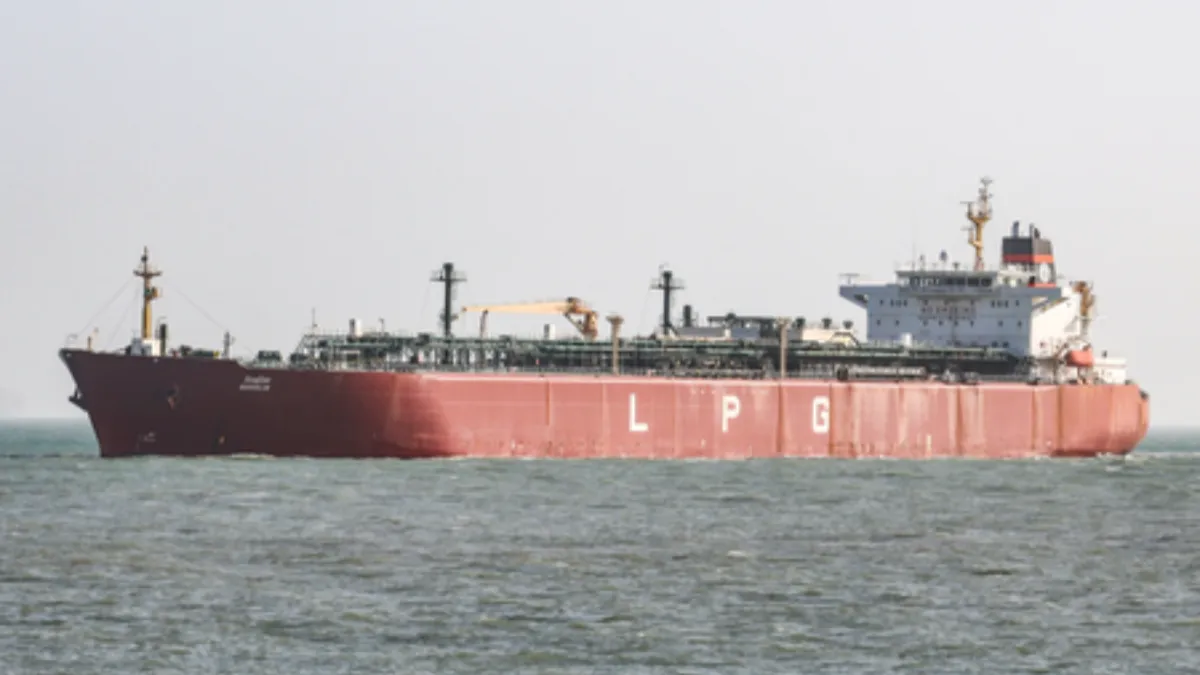 feature news 364 Oil tanker navigating the Strait of Hormuz amid Middle East tensions