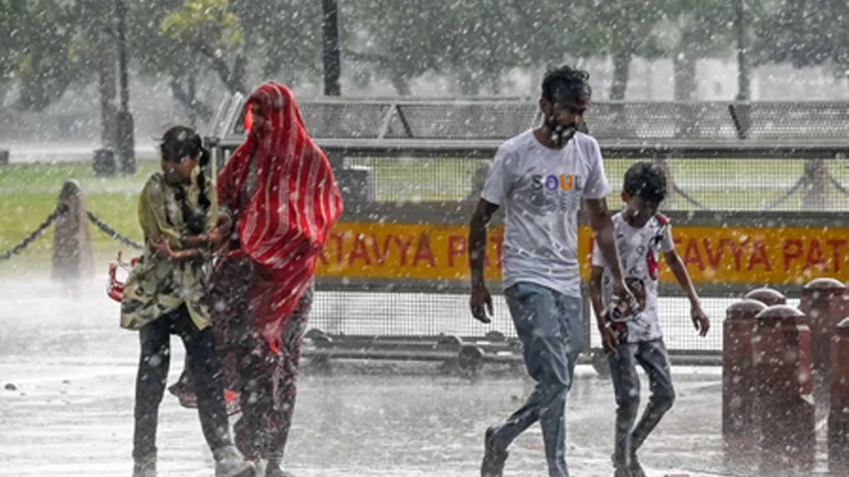 feature news 280 Dark clouds and rainfall over Delhi NCR as IMD issues red alert for thunderstorms and strong winds