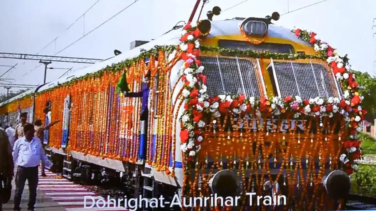 Ashwini Vaishnaw Inaugurates Passenger Train on Dohrighat–Mau–Aunrihar Line 5 new train inaug