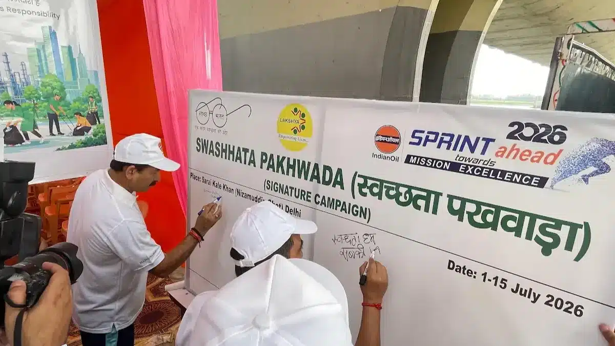 IndianOil Leads Yamuna Cleaning Drive in Delhi Under Swachhta Pakhwada to Promote River Conservation 6 iocl yamuna1