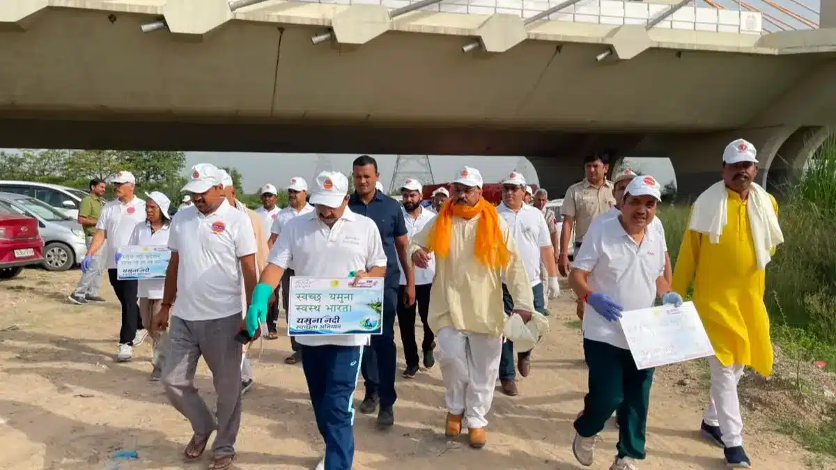 IndianOil Leads Yamuna Cleaning Drive in Delhi Under Swachhta Pakhwada to Promote River Conservation 7 iocl yamuna2